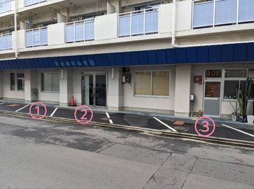 駐車場はスタジオ前に3台あります。それ以上は近隣にコインパーキングがあります！ - okayレンタルスタジオ藤塚店の外観の写真
