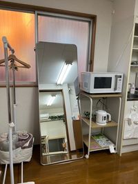 ご要望の多かった大きめの鏡を設置しました
移動も可能ですのでどうぞご利用ください - れおのスペース お部屋タイプの小さな会議室/レンタルスペースの設備の写真