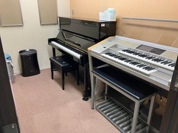 ヤマハミュージック直営教室【研究学園駅徒歩10分】アップライトピアノの練習室です。 - ミュージックスクエアつくば