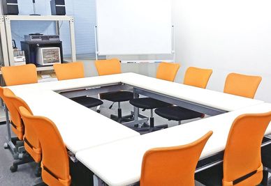テーブルの配置変更で様々な用途に対応可能 - パートナーズ・プロ貸しスペース パートナーズ・プロ　多目的スペースの室内の写真