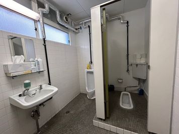 【4階共用トイレ：小便器・和式※3階のお手洗いもご利用可能です。】 - TIME SHARING 大手町 協販商事ビル 4Fの設備の写真