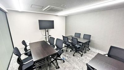 4名、4名、2名のテーブルレイアウト例です。 - relark大宮　貸し会議室 大会議室【可動式机タイプ】の室内の写真