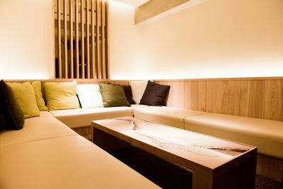 ゆったり寛げるスペース - VapeMania恵比寿店 テレビ付きソファ個室の室内の写真