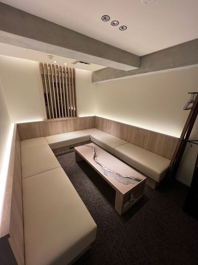 8人掛けのゆったりしたソファをご用意 - VapeMania恵比寿店 テレビ付きソファ個室の室内の写真