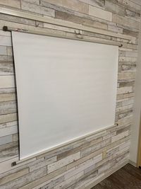 プロジェクターも1,100円
HDMIケーブル330円でご利用いただけます。こちらのスクリーンは無料です♪ - レンタルサロン・会議室Koto京都駅前 レンタルサロンの設備の写真