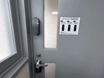 【3F会議室扉※暗証番号は予約完了メールをご確認ください。】 - TIME SHARING 大手町 協販商事ビル 3Fの室内の写真
