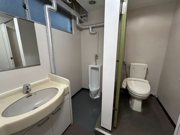 【3階男性トイレ※4階の共用トイレもご利用可能です。】 - TIME SHARING 大手町 協販商事ビル 3Fの室内の写真
