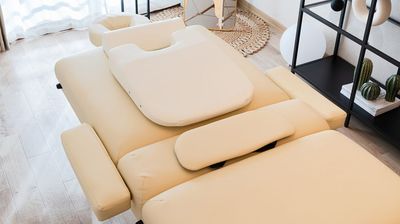 施術ベッド（ 長さ188cm×幅70cm×高さ59～89cm）、顔・胸当て・アームレスト、半月枕 - レンタルサロン hump 武蔵小杉の室内の写真