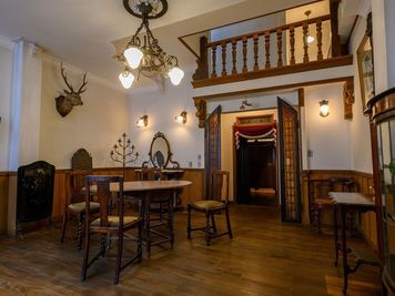【個人利用】本格的洋館のエントランスアプローチ、ステンドグラス、アンティーク家具が魅力のスタジオ - 千駄木ヴィンテージスタジオ