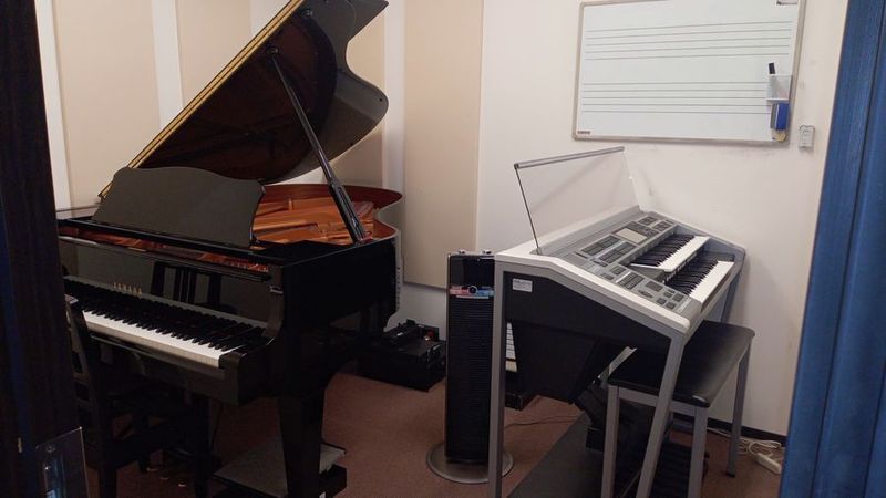ヤマハグランドピアノ　C3
ヤマハエレクトーン　ELS-02C - アルパークセンター ピアノ・エレクトーン防音室　S1教室の室内の写真
