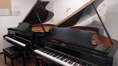 ヤマハミュージック直営教室！グランドピアノが２台あるお部屋です！ - アルパークセンター