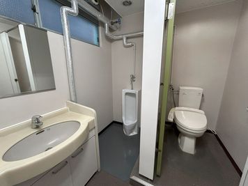 【3階男性トイレ※4階の共用トイレもご利用可能です。】 - TIME SHARING 大手町 協販商事ビル 3Fの設備の写真