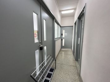 【3F共有部通路】 - TIME SHARING 大手町 協販商事ビル 3Fの入口の写真