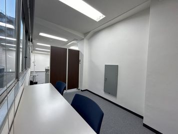 【前方にパーティションがございますので、司会者や登壇者の方の荷物置き場などに利用可能です】 - TIME SHARING 大手町 協販商事ビル 3Fの室内の写真