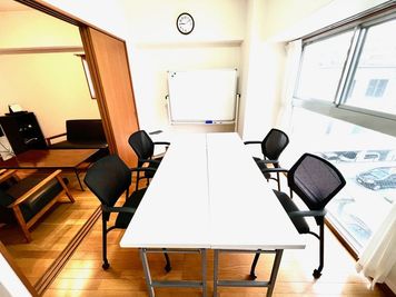 ビジネスの打合せや研修、ワークショップ、オフ会やゲーム会などでご利用いただけます。 - レンタルスペースBN熊本 ビジネス向け多目的コミュニティスペースの室内の写真