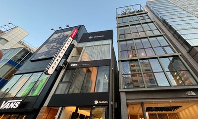 - 明治通り沿い路面店　- 広々とした56㎡超のスペース LEDビジョン付！展示会・ポップアップ向け2階路面スペースの外観の写真