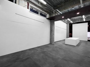 - 明治通り沿い路面店　- 広々とした56㎡超のスペース LEDビジョン付！展示会・ポップアップ向け2階路面スペースの室内の写真