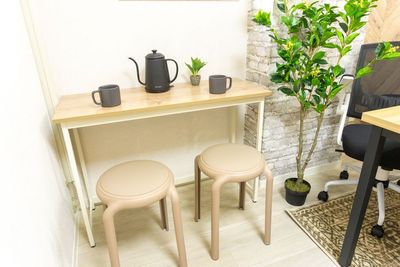 2人用テーブルと小型椅子2脚 - クリエイティブスペース御茶ノ水の室内の写真