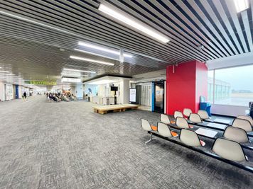 【テレキューブ】鹿児島空港 保安エリア内。視線と音を遮る、プライベートな集中環境。(139-03) - テレキューブ 鹿児島空港 保安エリア内