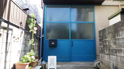 ブルーの扉が特徴です。
 - シロハコスペースの入口の写真
