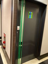 カラオケビッグエコー　なんばアムザ店 《9～10名用》会議・打ち合わせ用ワークルーム【サイズL】の室内の写真