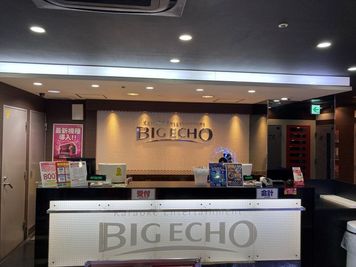 カラオケビッグエコー　なんばアムザ店 《9～10名用》会議・打ち合わせ用ワークルーム【サイズL】の入口の写真