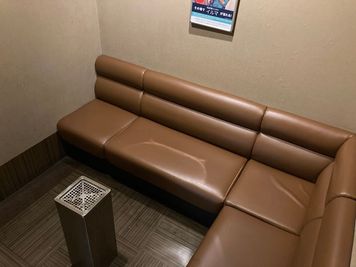 カラオケビッグエコー　なんばアムザ店 《9～10名用》会議・打ち合わせ用ワークルーム【サイズL】の室内の写真