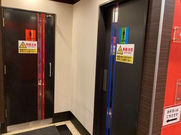 カラオケビッグエコー　なんばアムザ店 《9～10名用》会議・打ち合わせ用ワークルーム【サイズL】の室内の写真