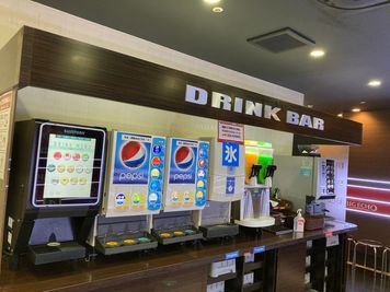 カラオケビッグエコー　なんばアムザ店 《9～10名用》会議・打ち合わせ用ワークルーム【サイズL】の室内の写真