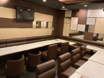 カラオケビッグエコー　なんばアムザ店 《9～10名用》会議・打ち合わせ用ワークルーム【サイズL】の室内の写真