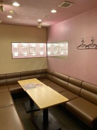 カラオケビッグエコー　なんばアムザ店 《9～10名用》会議・打ち合わせ用ワークルーム【サイズL】の室内の写真