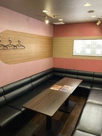 カラオケビッグエコー　なんばアムザ店 《9～10名用》会議・打ち合わせ用ワークルーム【サイズL】の室内の写真