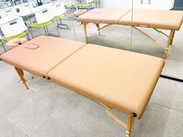 施術ベットです。研修や実際の施術でご利用可能です。
有料利用となります。
タオルの用意はありませんのでご利用者様でご用意下さい。 - ブルースペース神田（貸スペース） 貸会議室・研修・撮影の設備の写真