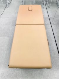 
施術ベッドです。研修や実際の施術でご利用可能です。
有料利用となります。
タオルの用意はありませんのでご利用者様でご用意下さい。 - ブルースペース神田（貸スペース） レンタルスペース・ダンススタジオの設備の写真