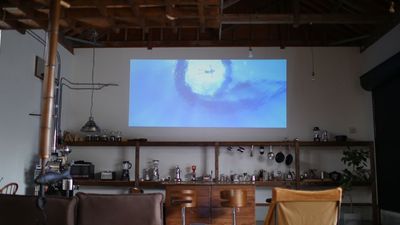 大型モニターでゆっくり映画鑑賞も - １棟貸し多目的スペース　space  momoの室内の写真