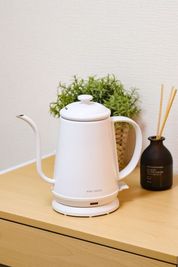 【電気ケトル】シンプルでスタイリッシュな見た目が特徴的です。
お客様にホッとひと息していただくためのお飲み物のご提供などにご活用ください。 - レンタルサロンエアリ 《大阪・江坂》レンタルサロンエアリの設備の写真