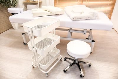 【スツール】
高さ調節が可能です。また、厚めのクッションで長時間の施術にも最適です。

【ワゴンラック】
広々サイズで、多様な施術道具を置くことができます。 - レンタルサロンエアリ 《大阪・江坂》レンタルサロンエアリの設備の写真