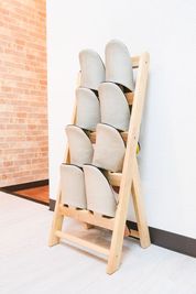 【スリッパ】
4足あります。
高級感ある素材でお客さま用にもピッタリです。

カラー：ピンク×2、イエロー×2 - レンタルサロンエアリ 《大阪・江坂》レンタルサロンエアリの設備の写真