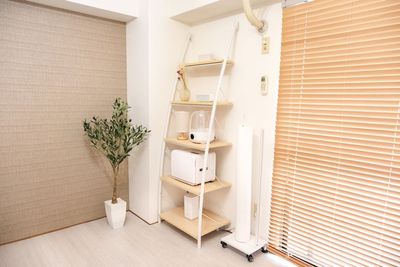 【シェルフ】
デジタル時計／Bluetoothスピーカー／間接照明／タオルウォーマーなど - レンタルサロンエアリ 《大阪・江坂》レンタルサロンエアリの設備の写真