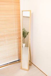 【全身鏡】
お客さまがお帰りの際、身なりのチェックにご利用いただけます。
サイズ：縦148cm × 幅22cm - レンタルサロンエアリ 《大阪・江坂》レンタルサロンエアリの設備の写真