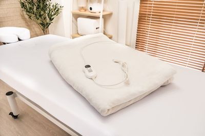 【電気毛布】
温度は6段階の調節が可能。
施術中にも体を冷やさないことでお客さまにより快適にお過ごしいただけます。
⁡
サイズ：188cm × 133cm - レンタルサロンエアリ 《大阪・江坂》レンタルサロンエアリの設備の写真