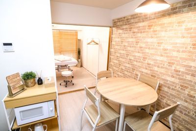 【お部屋全体】
施術ルームとカウンセリングルームの2部屋(合計27㎡)を使い分け可能。お客様のお着替えの間は別室で待機できます。 - レンタルサロンエアリ 《大阪・江坂》レンタルサロンエアリの室内の写真