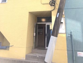 マンションの入り口です。階段が３段あります。 - Nemica salon 　武蔵小杉店 レンタルサロン [Nemica武蔵小杉1]の外観の写真