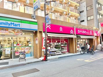 Nemicaサロンから徒歩４分の新丸子駅。
ダイソー、ファミリーマート - Nemica salon 　武蔵小杉店 レンタルサロン [Nemica武蔵小杉1]のその他の写真