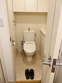 【トイレ】
男女兼用トイレ。
(いつもキレイにお使いいただきありがとうございます♫) - Ｋ'sプロ銀座院 【24h利用OK】駅近13階の完全予約制プライベートサロン♫の設備の写真