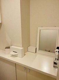 【トイレ】
室内には衛生的なペーパータオル、お直し用の鏡や手指消毒ジェルなどを設置しています。 - Ｋ'sプロ銀座院 【24h利用OK】駅近13階の完全予約制プライベートサロン♫の設備の写真