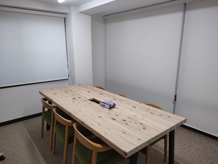 6人掛けの椅子と、真ん中にコンセントのあるテーブル - ワーキングブースKONTIME 3F-会議室②の室内の写真
