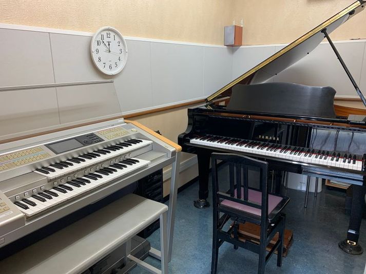 グランドピアノ１台、エレクトーン１台のお部屋です。 - ヤマハミュージックリテイリング浜松店　名塚センター グランドピアノ・エレクトーン 防音部屋　S3教室の室内の写真