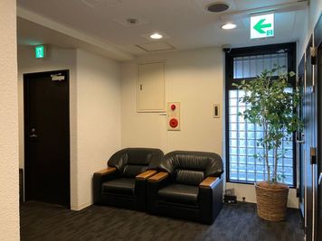 待合スペースにソファーあり。 - 多目的スペース　奏でる ZOOM会議やリモートでも使える会議室！の入口の写真