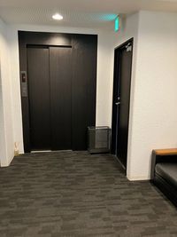 エレベータにて4階までお上がり下さい。 - 多目的スペース　奏でる ZOOM会議やリモートでも使える会議室！の室内の写真